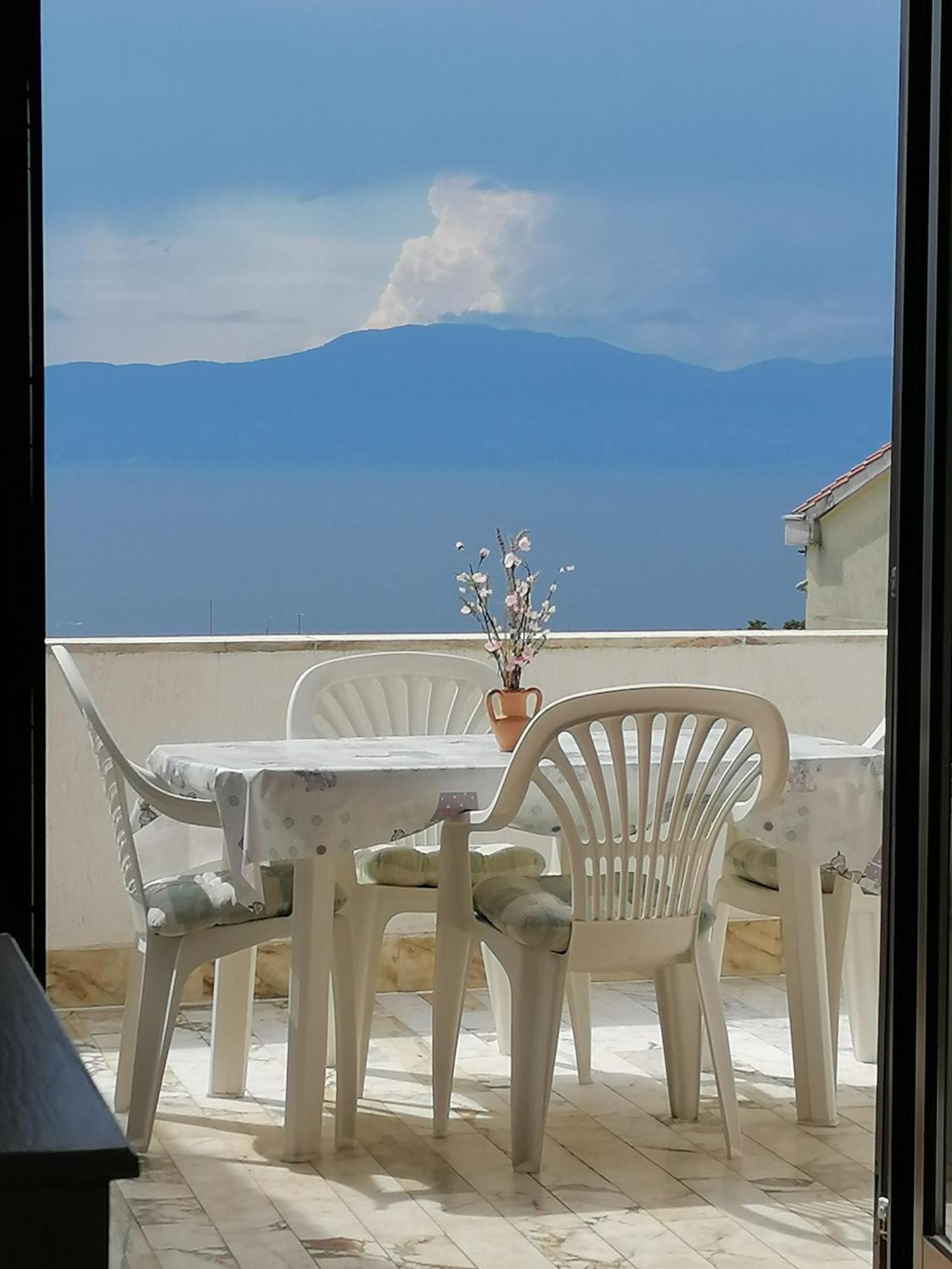 Apartment Domijan By El-Pi Tours Njivice Ngoại thất bức ảnh