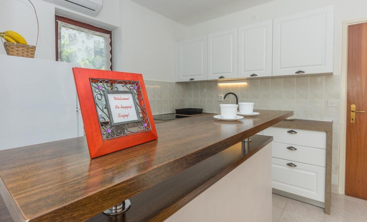 Apartment Domijan By El-Pi Tours Njivice Ngoại thất bức ảnh
