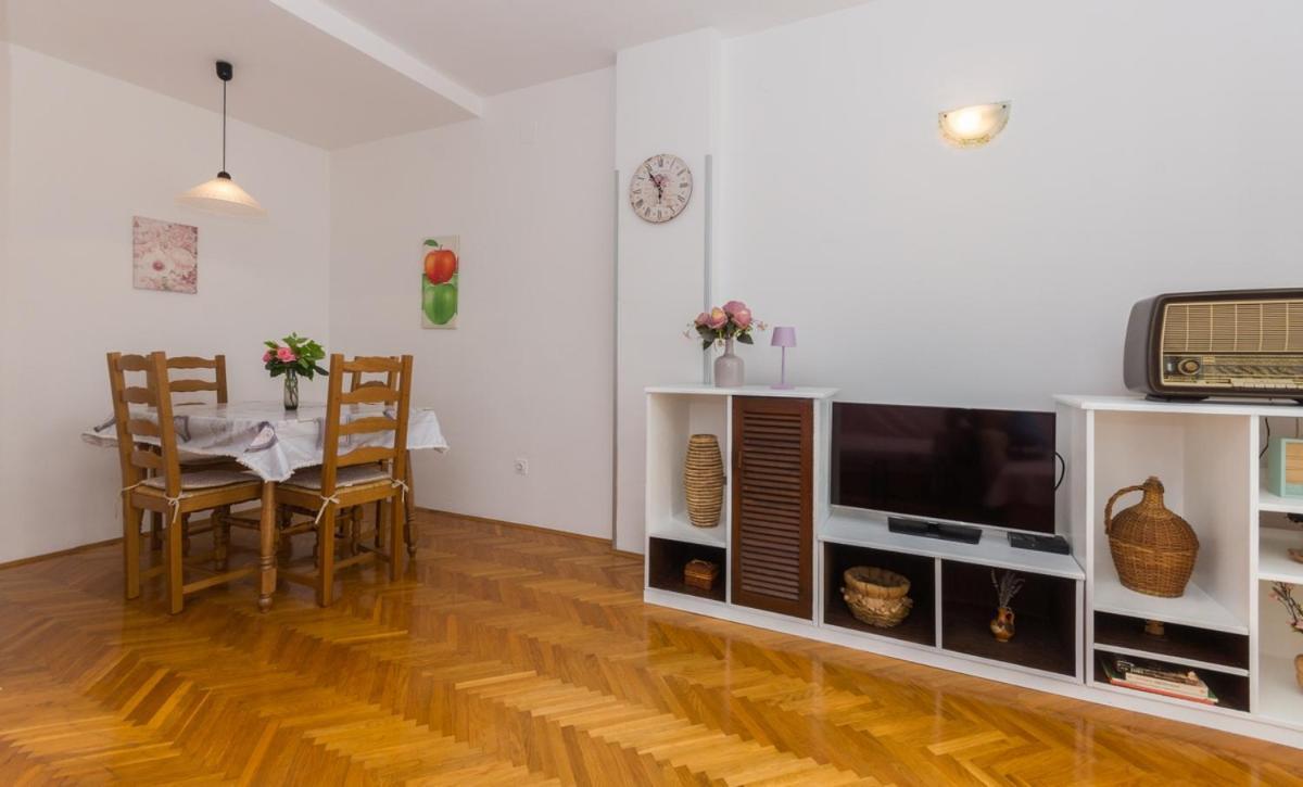 Apartment Domijan By El-Pi Tours Njivice Ngoại thất bức ảnh