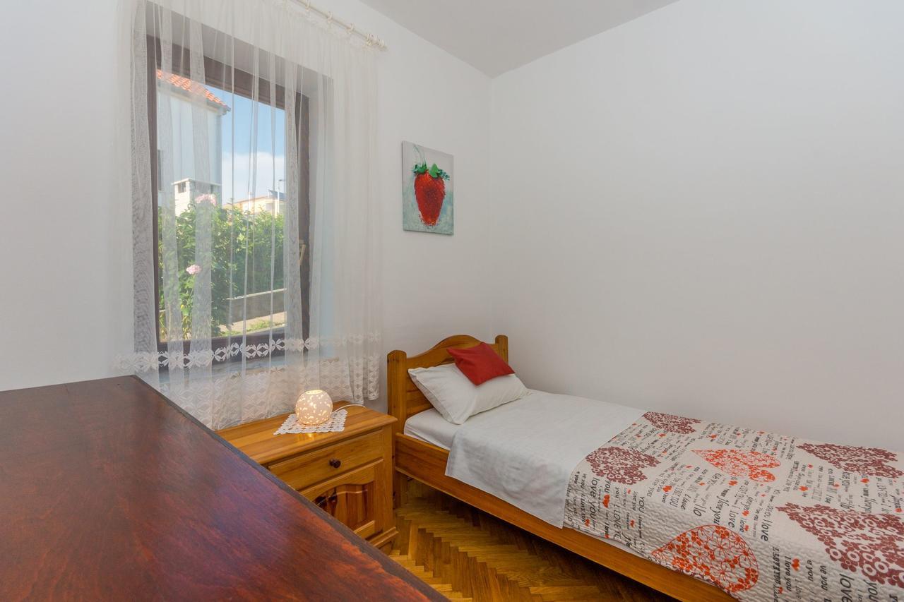 Apartment Domijan By El-Pi Tours Njivice Ngoại thất bức ảnh
